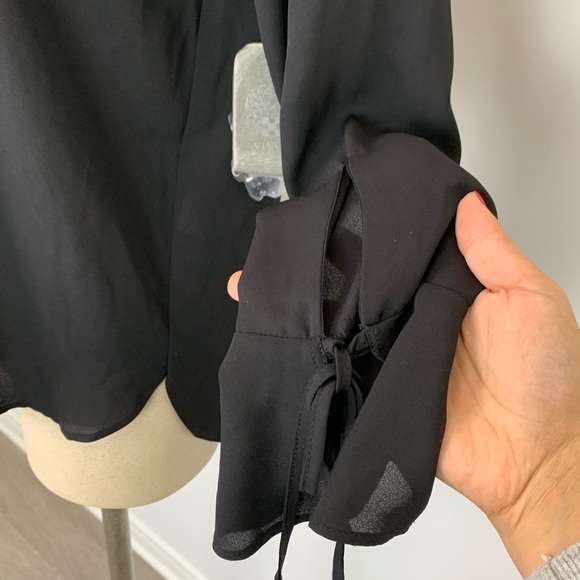 2/40🌸NWOT Vince Camuto Flare Cuff Blouse Black - Picture 5 of 7